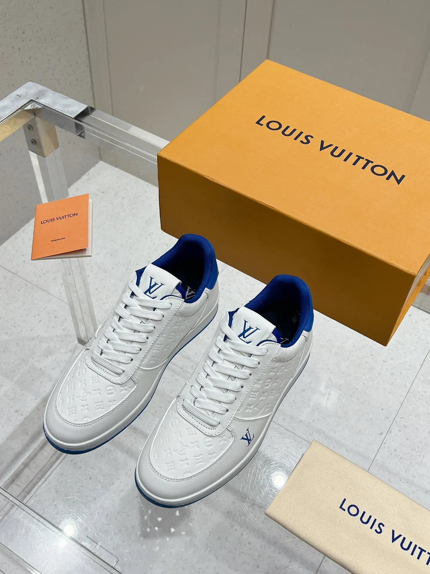 👟👟Ex-factory price 680👟👟 LV new style casual white shoes for men, simple and fashionable, light and comfortable, size: 39-44 (order 45)